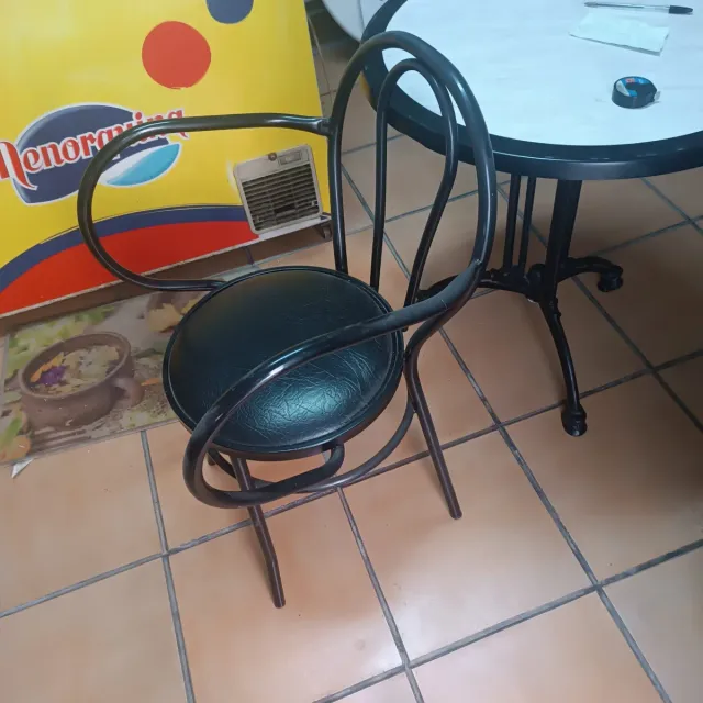 Mesa redonda con base decorativa