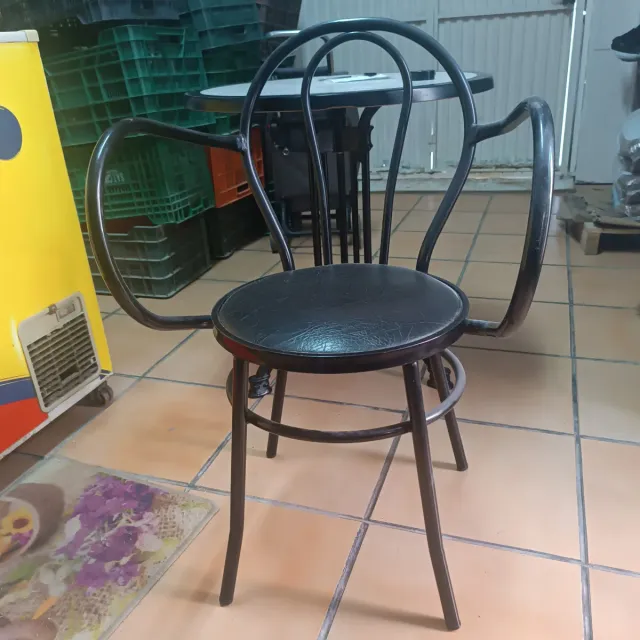 Mesa redonda con base decorativa