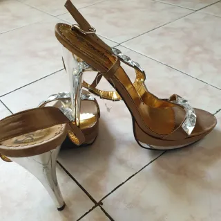 Sandalias doradas mujer con pedrería