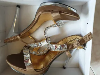 Sandalias doradas mujer con pedrería