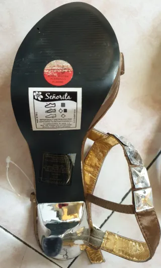 Sandalias doradas mujer con pedrería