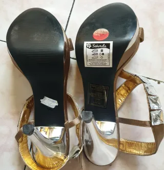 Sandalias doradas mujer con pedrería