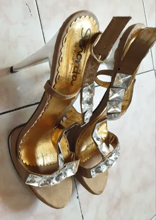 Sandalias doradas mujer con pedrería