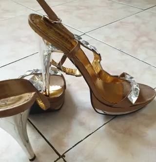 Sandalias doradas mujer con pedrería