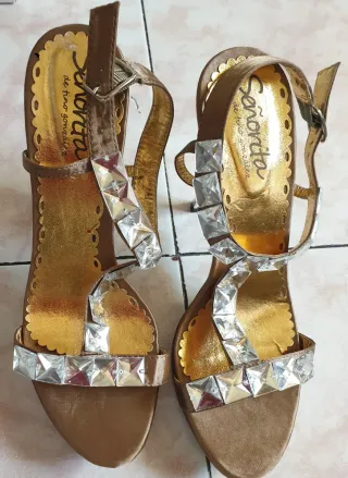 Sandalias doradas mujer con pedrería