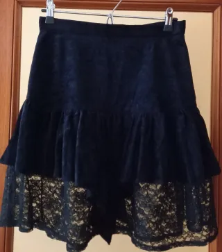 Falda negra de fiesta con encaje y volantes