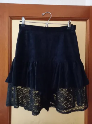 Falda negra de fiesta con encaje y volantes