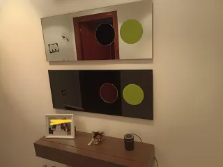 Recibidor moderno con espejos.