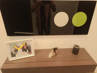 Recibidor moderno con espejos.