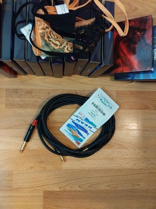 Lote tangas y cable de audio