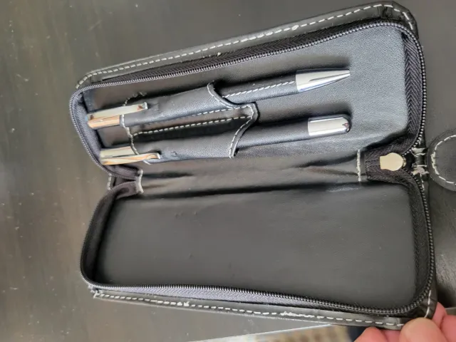 Estuche de piel con 2 bolígrafos