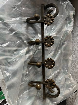Perchero de bronce con adornos