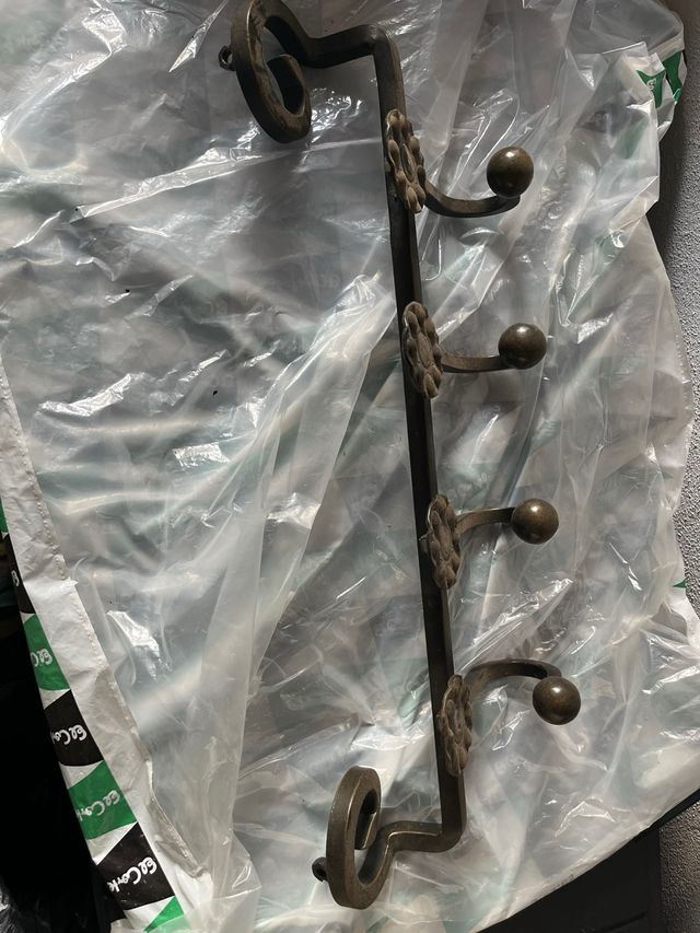 Perchero de bronce con adornos