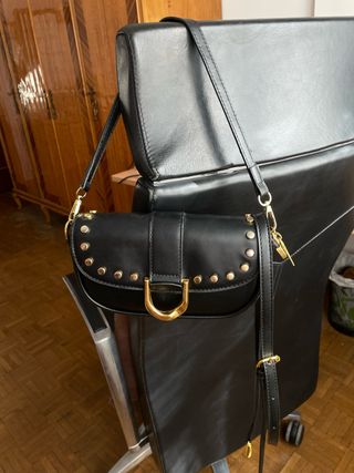 Bolso de hombro negro con cadena