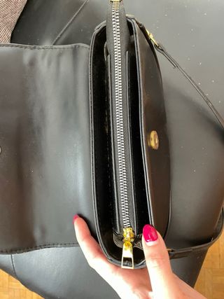 Bolso de hombro negro con cadena