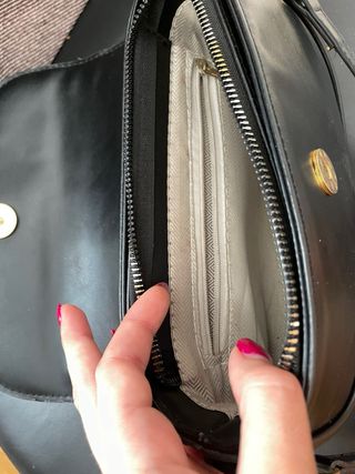 Bolso de hombro negro con cadena