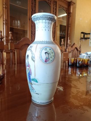 Jarrón de porcelana China con figuras