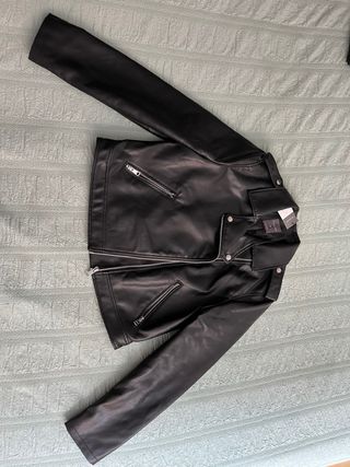 Campera Cuero Sintético Primark Negra
sin uso 