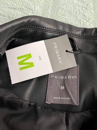 Campera Cuero Sintético Primark Negra
sin uso 