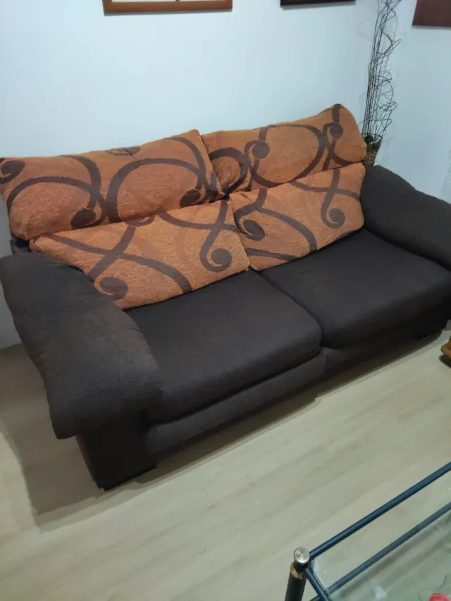 Sofá de tela marrón y naranja