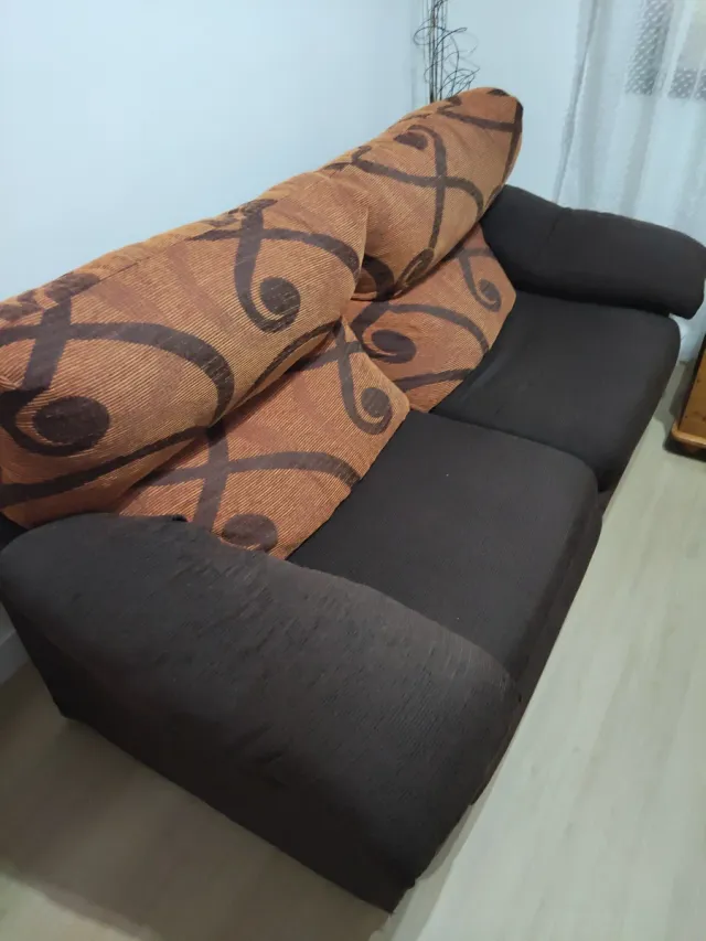 Sofá de tela marrón y naranja