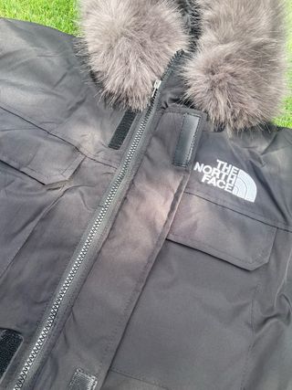Chaqueta The North Face Negra con Capucha de pelos