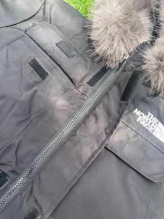 Chaqueta The North Face Negra con Capucha de pelos