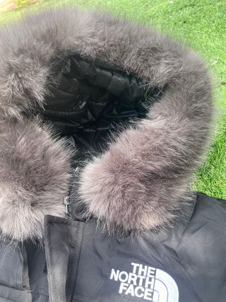 Chaqueta The North Face Negra con Capucha de pelos