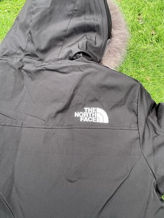 Chaqueta The North Face Negra con Capucha de pelos