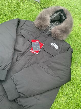 Chaqueta The North Face Negra con Capucha de pelos