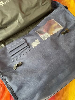 Valigetta blu con tracolla