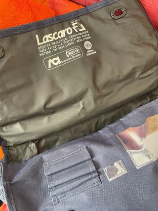 Valigetta blu con tracolla