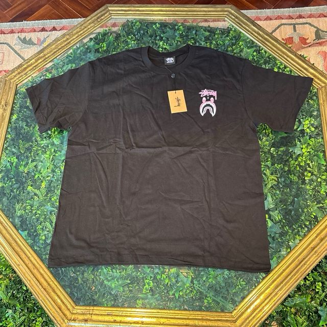 Camiseta Stussy Negra Tiburón Rosa