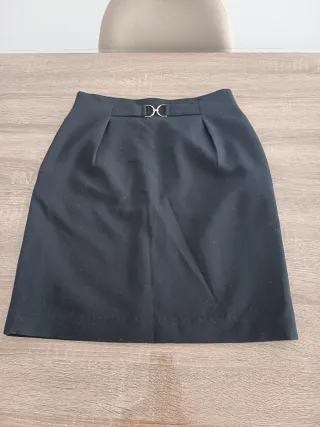 Falda tubo negra midi con detalle dorado