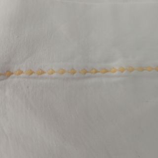 Lenzuolo matrimoniale bianco, bordo giallo anni 60