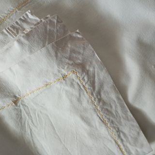 Lenzuolo matrimoniale bianco, bordo giallo anni 60