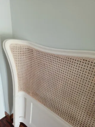 Cabecero de cama de ratán y madera