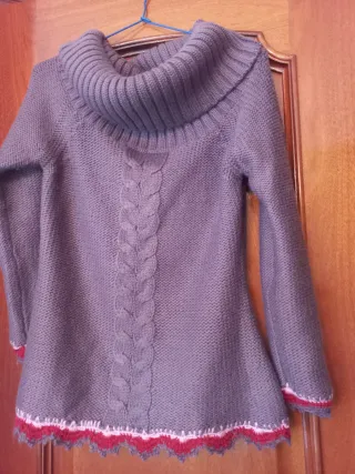 Jersey gris talla M amplio con detalles