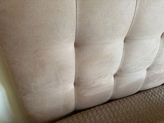 Cabecero de cama beige de tela