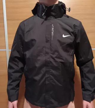 Cortavientos Nike con capucha impermeable. Talla M