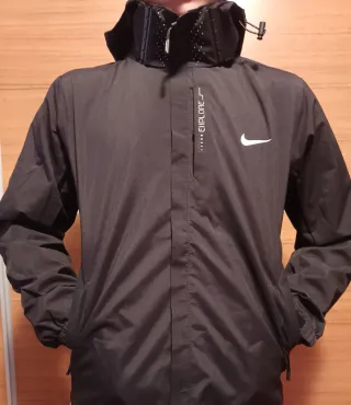 Cortavientos Nike con capucha impermeable. Talla M