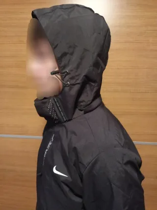 Cortavientos Nike con capucha impermeable. Talla M