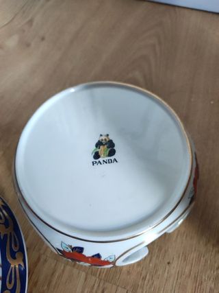 Jarrón de porcelana con tapa y base