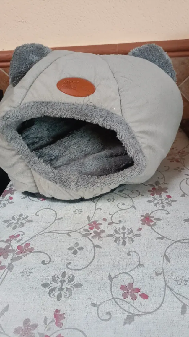 Cuna para gato con orejas