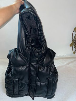 Chaleco de cuero negro con capucha