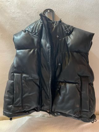 Chaleco de cuero negro con capucha