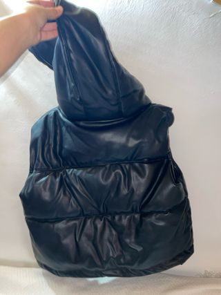 Chaleco de cuero negro con capucha