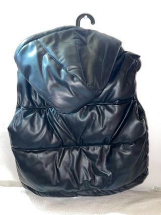 Chaleco de cuero negro con capucha