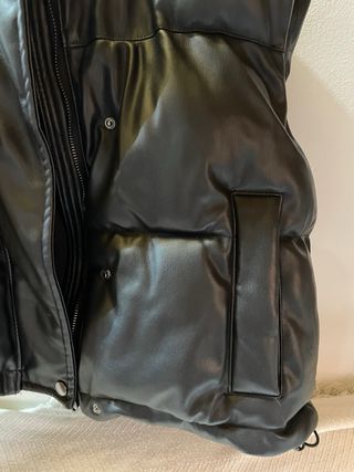Chaleco de cuero negro con capucha