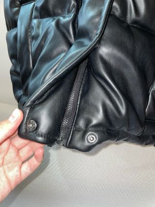Chaleco de cuero negro con capucha